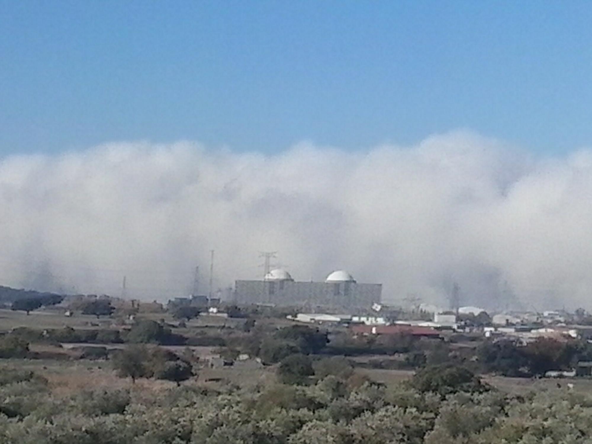 Central de Almaraz soltando vapor