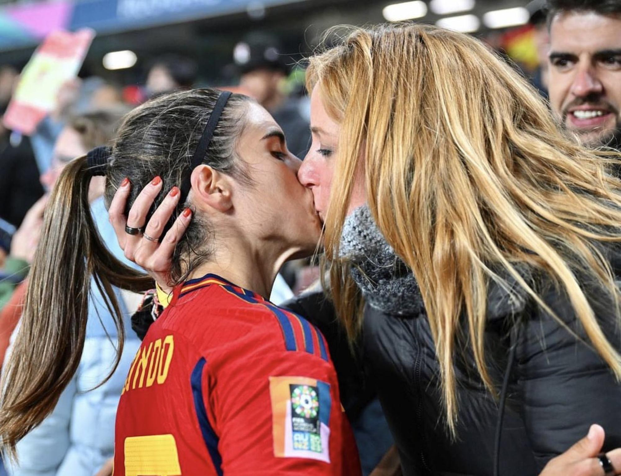 Alba Redondo Beso Pareja