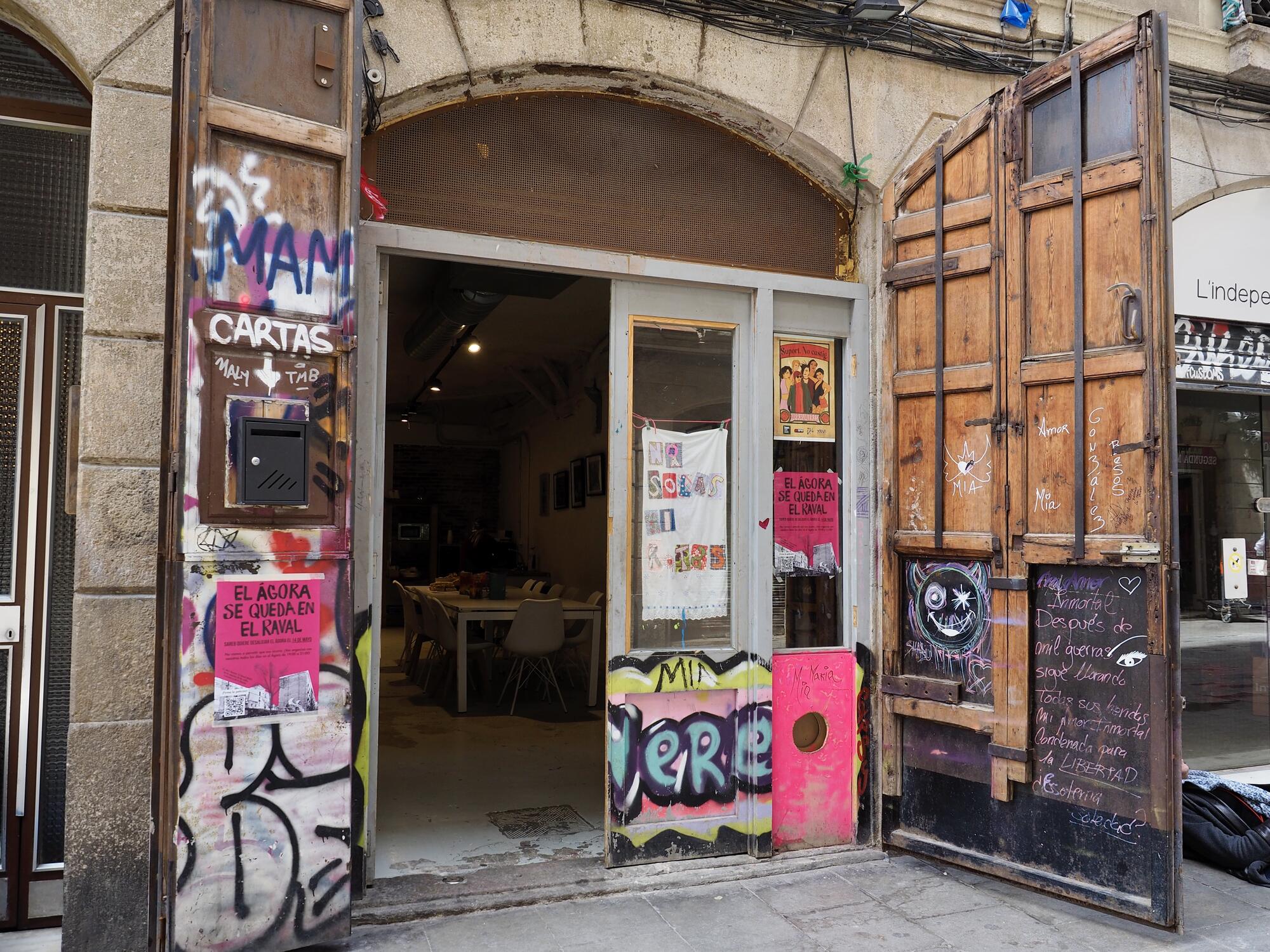 Puerta de entrada al local de la cooperativa Metzineres, ubicado en el barrio del Raval, en Barcelona.
