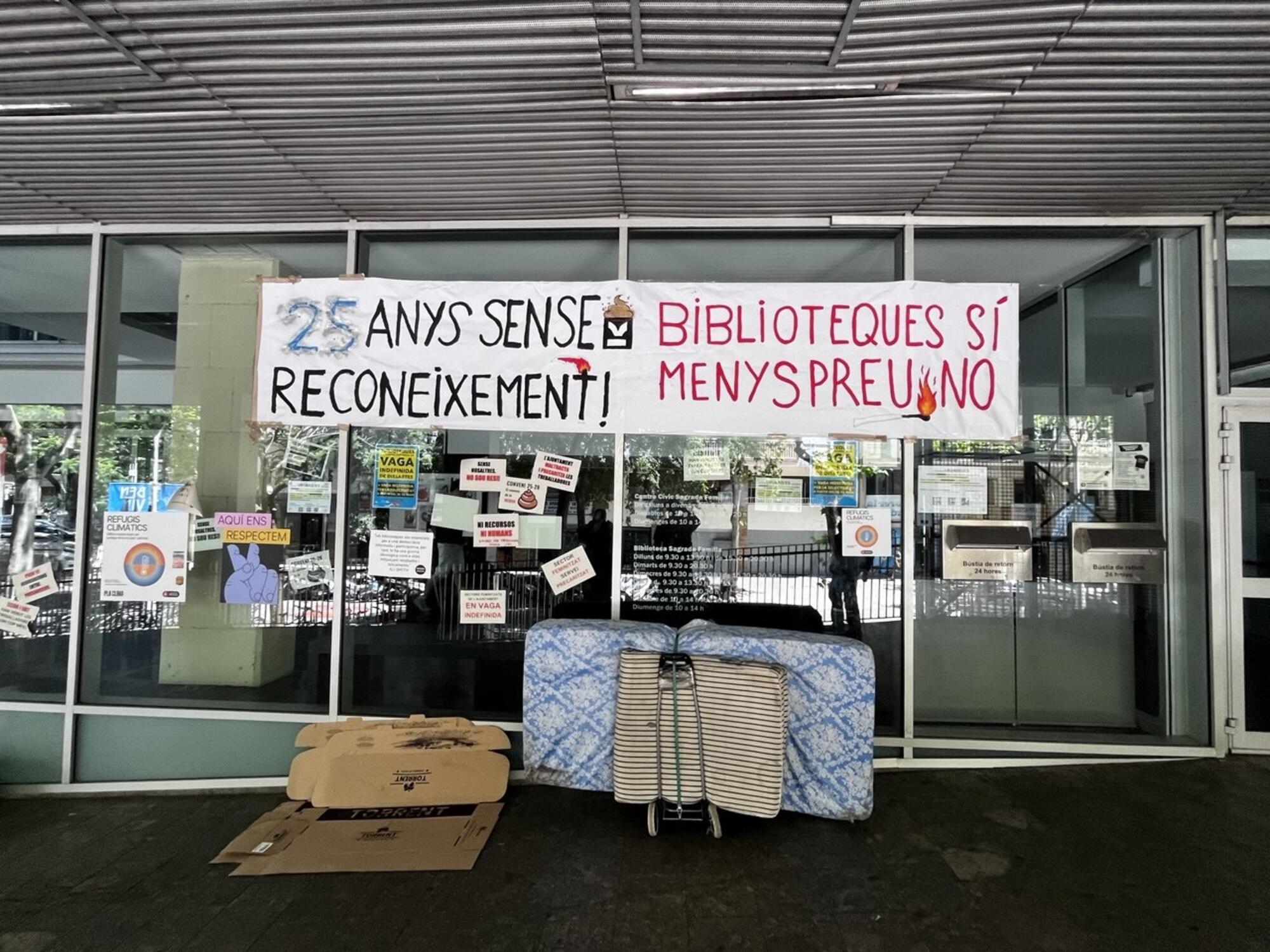 Una biblioteca municipal de Barcelona, en huelga indefinida