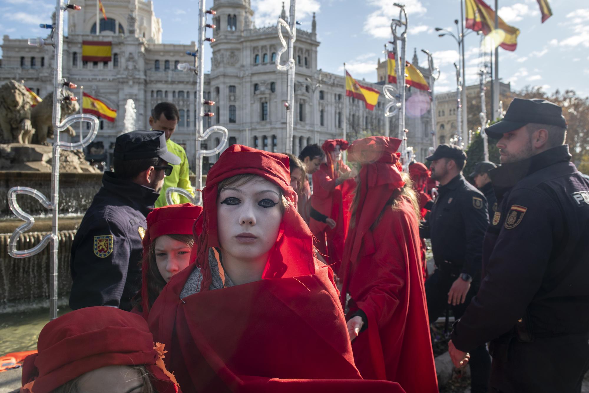 Activistas de Extinction Rebellion identificados por la policía tras realizar una acción de protesta en Madrid frente al Ayuntamiento - 4