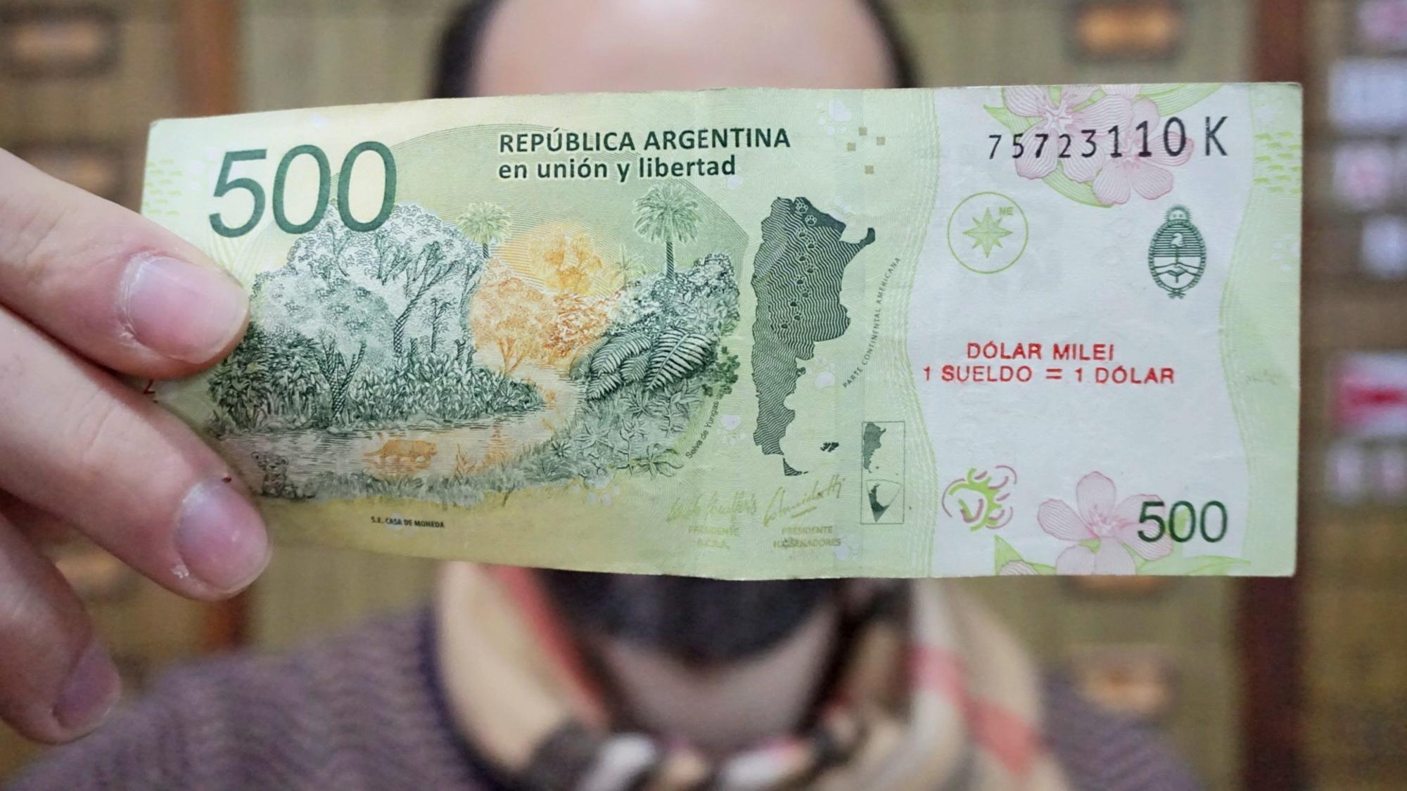 Un colectivo se dedica a "imprimir" billetes para denunciar los planes de dolarización de Milei. Foto: Federico Cinetti