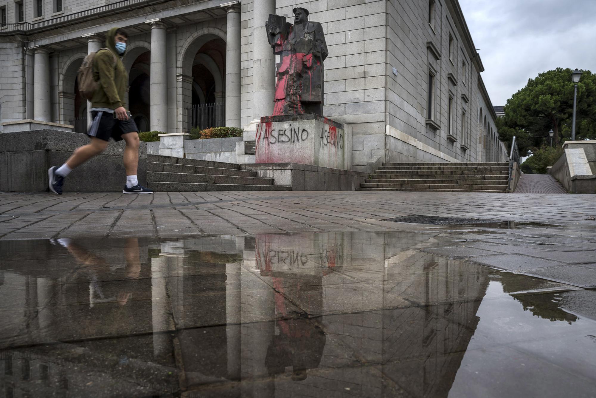 Pintadas fascistas en la estatua de Indalecio Prieto, ministro de la Segunda República y miembro del PSOE, en Nuevos Ministerios, Madrid