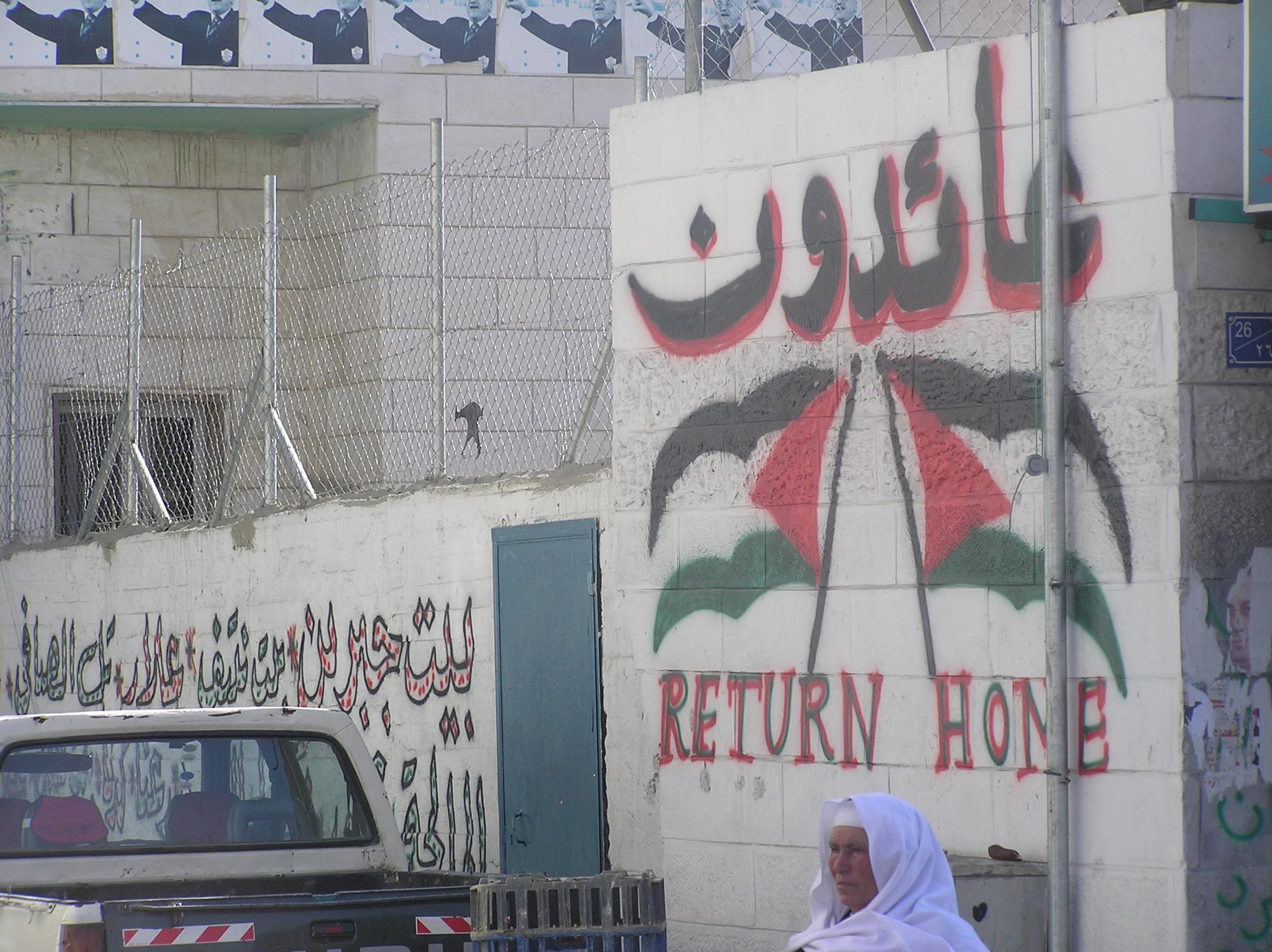 Esquina del Campo de refugiados Al Azza (Belén) con una pintada donde se lee "Volver a casa". Créditos: Badil