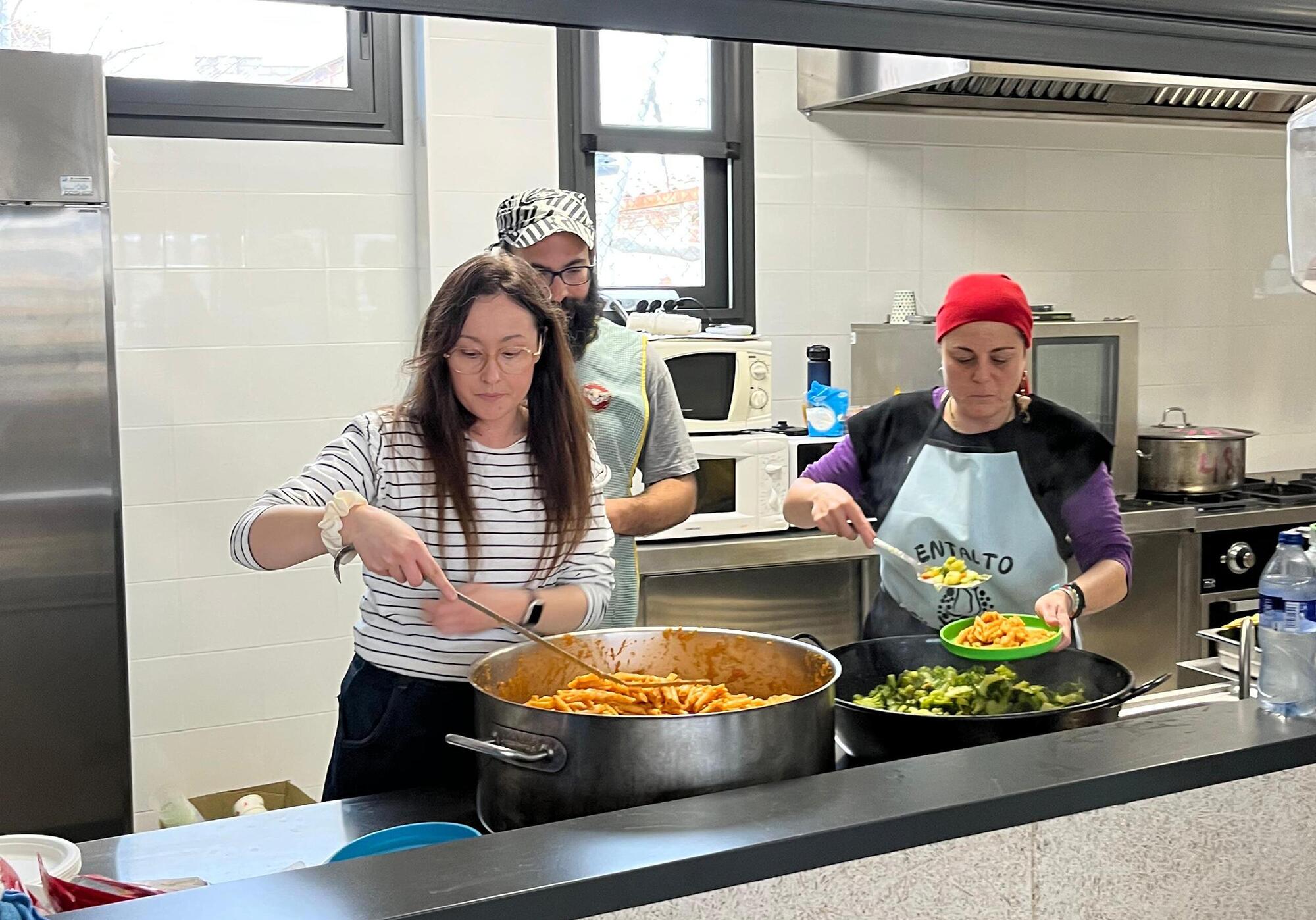 Madres y padres del alumnado ocuparon la cocina del CEIP Peñaflor el pasado 13 de febrero para denunciar que sus hijos, 17 años después, la cocina sigue sin funcionar pese a estar lista para ello.