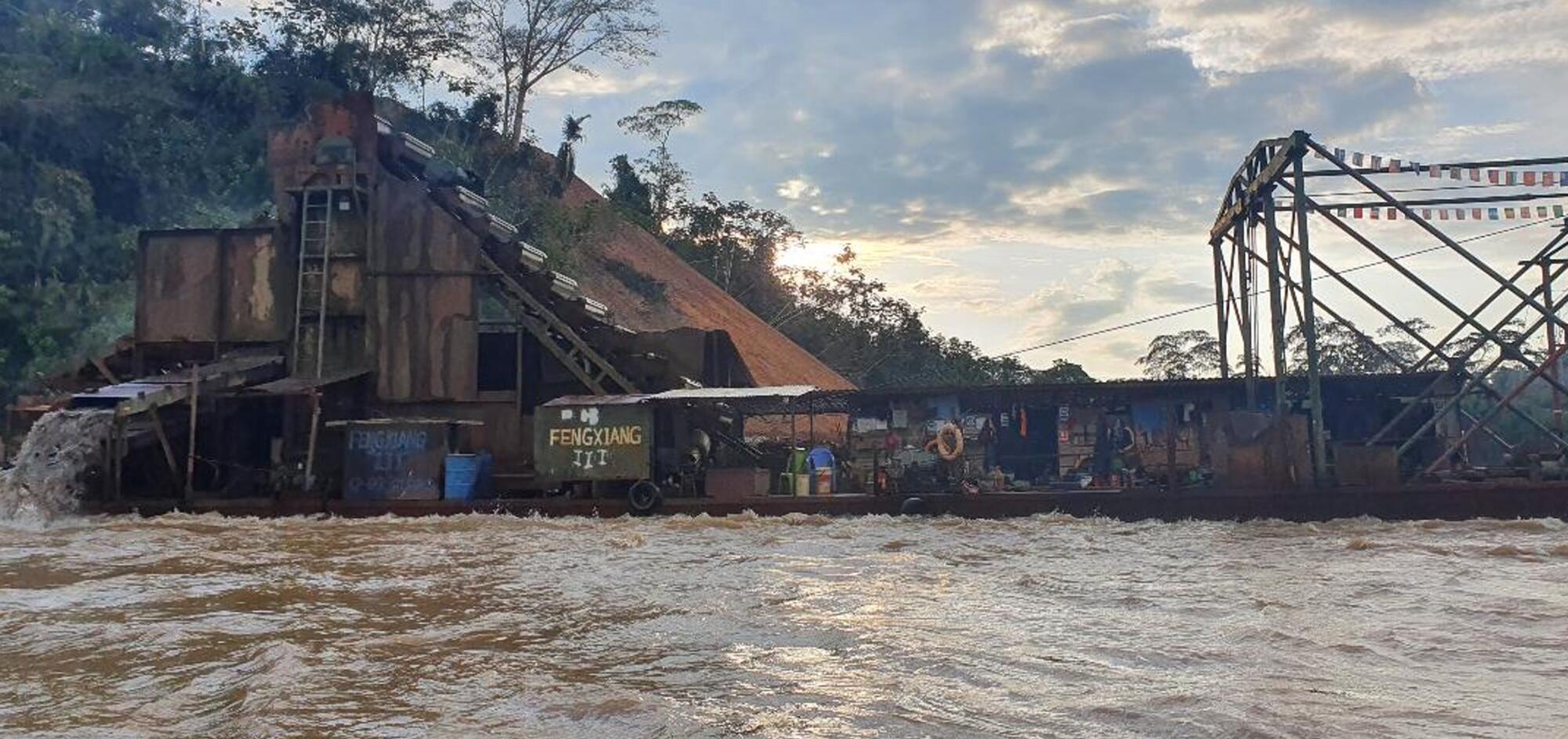 Draga minera en la Amazonia