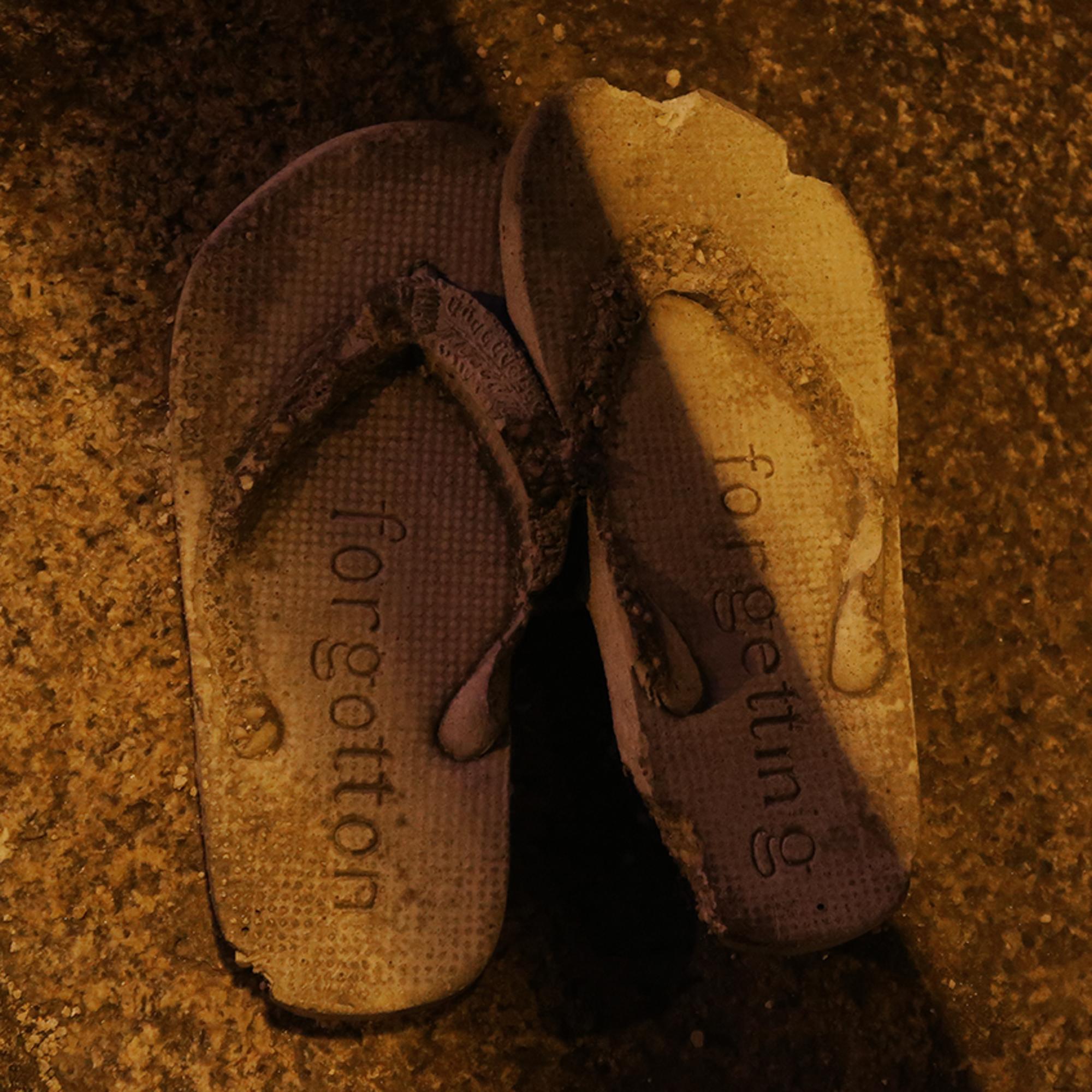 Chanclas en la plaza de los Mostenses, Madrid