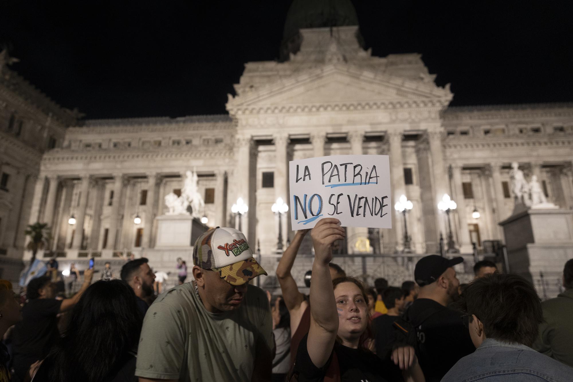 Cacerolazo para protestar contra el Decreto de Necesidad y Urgencia (DNU) anunciado por el presidente Javier Milei. - 1