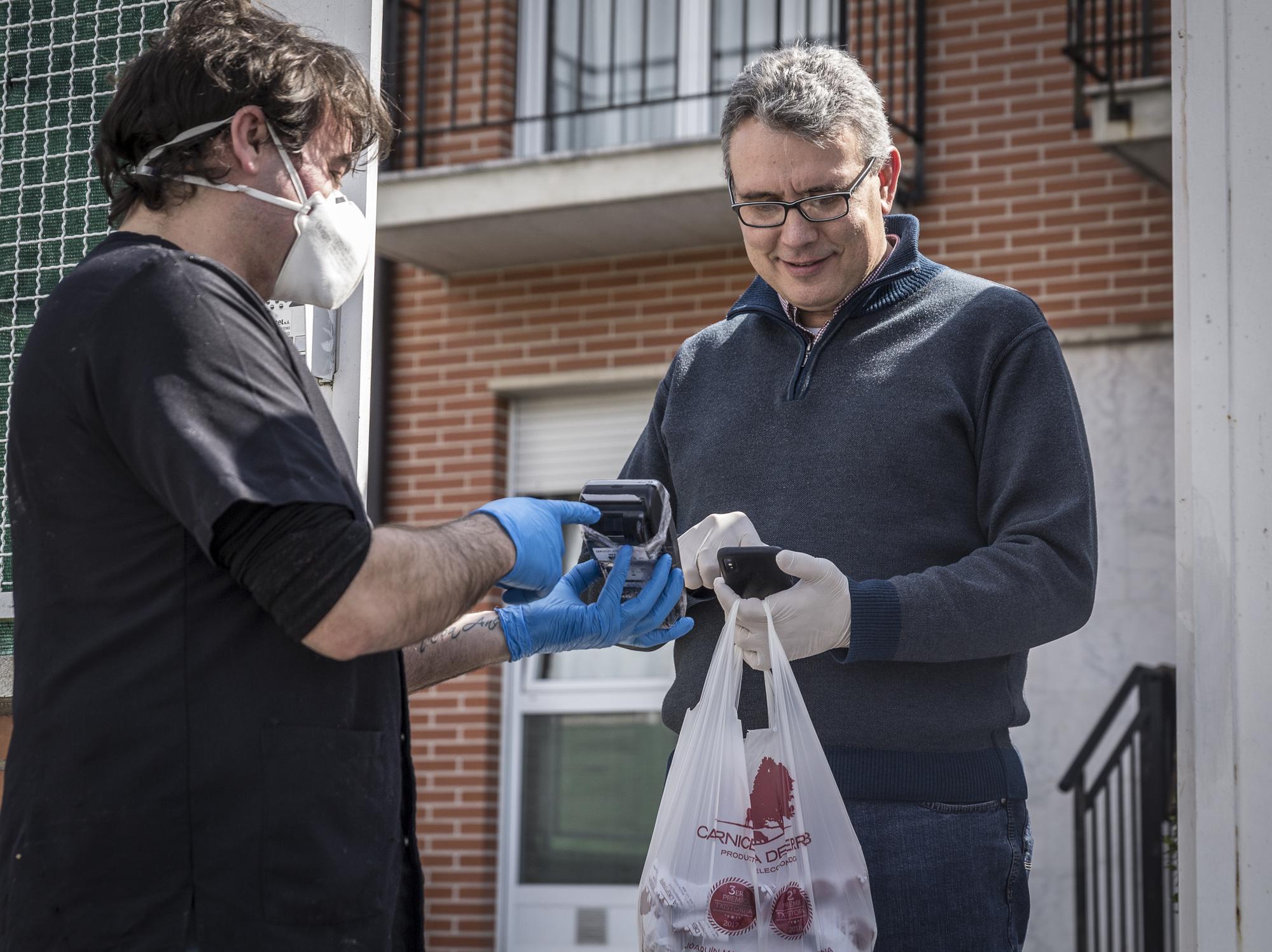 El fotógrafo Dabid Sánchez ha acompañado a los trabajadores de dos tiendas de barrio y un puesto del mercado en los repartos a domicilio de la compra, que han aumentado considerablemente durante la pandemia.