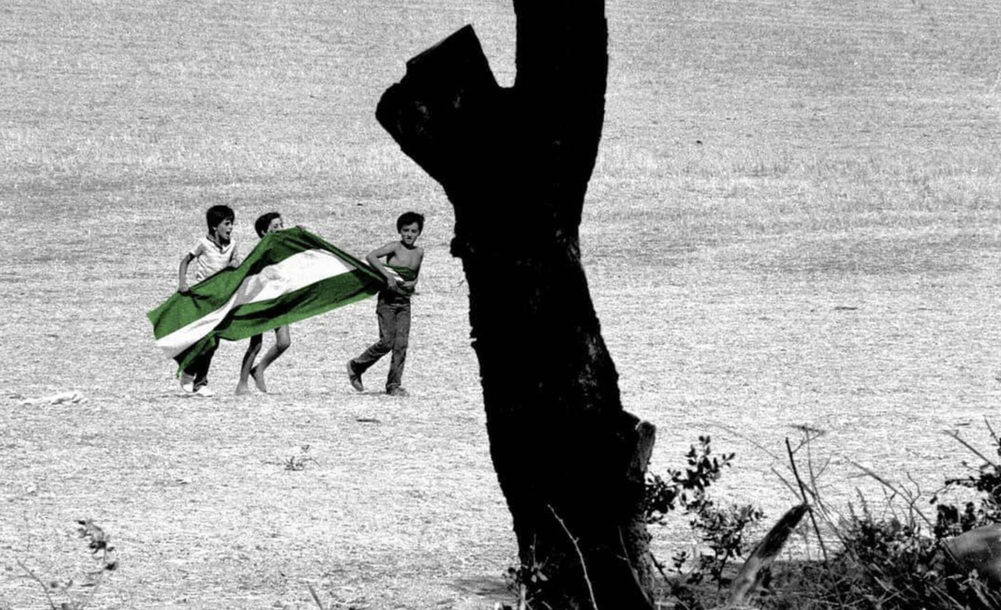 Niños con bandera andaluza