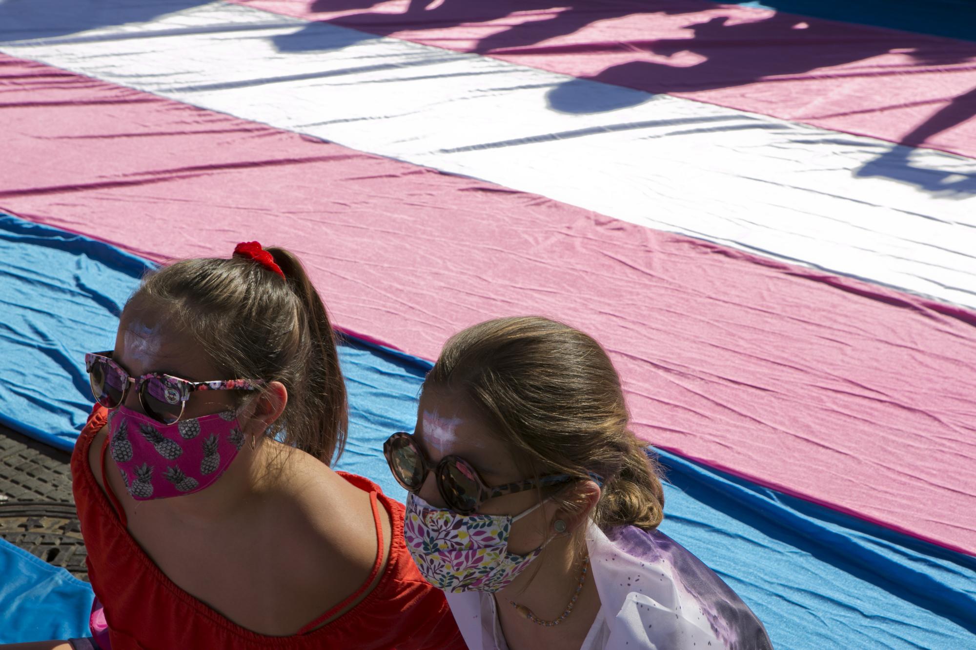 Familias Trans Aliadas se concentran en Sol para pedir una Ley Estatal Bandera