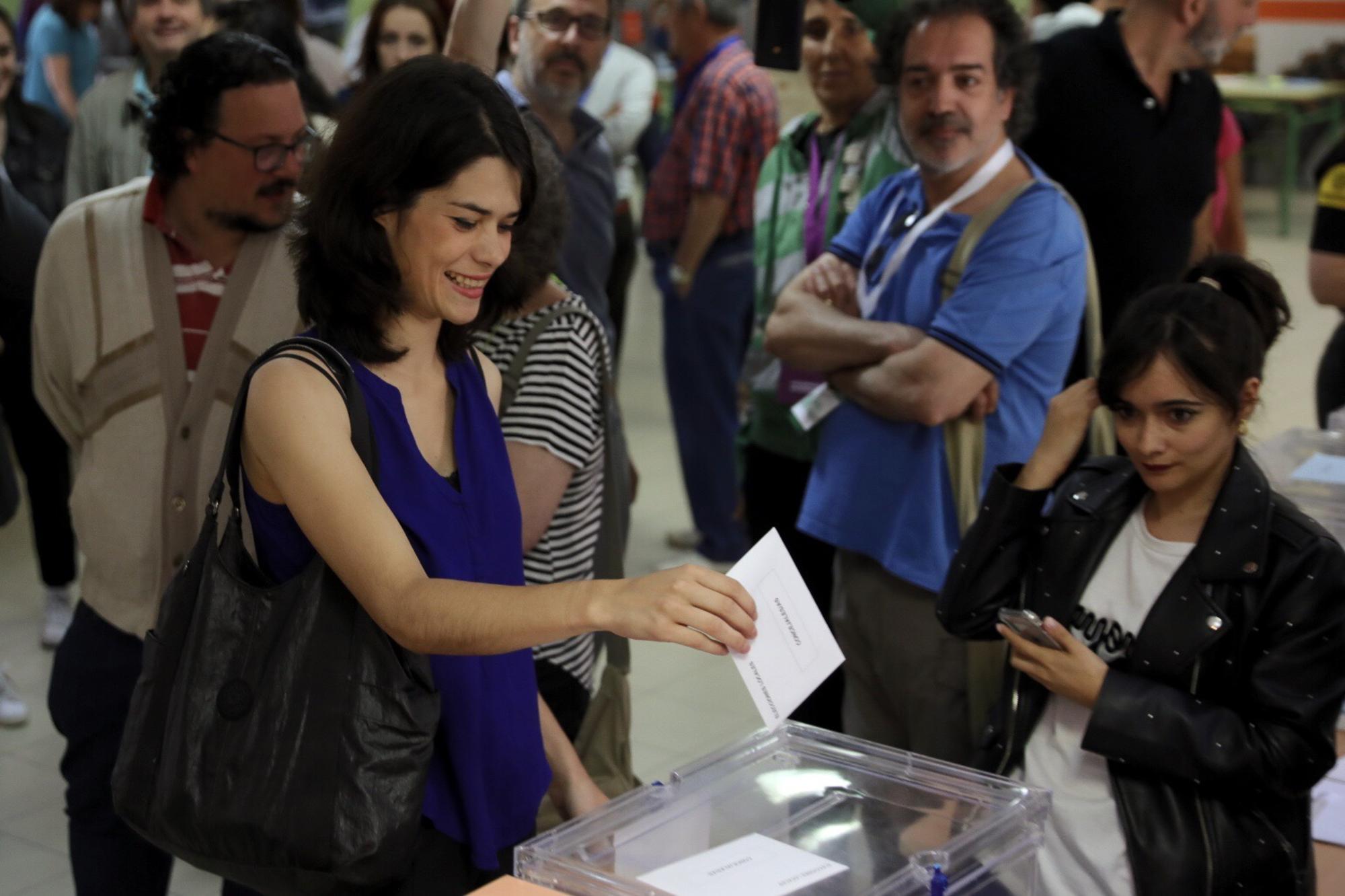 Isabel Serra votando