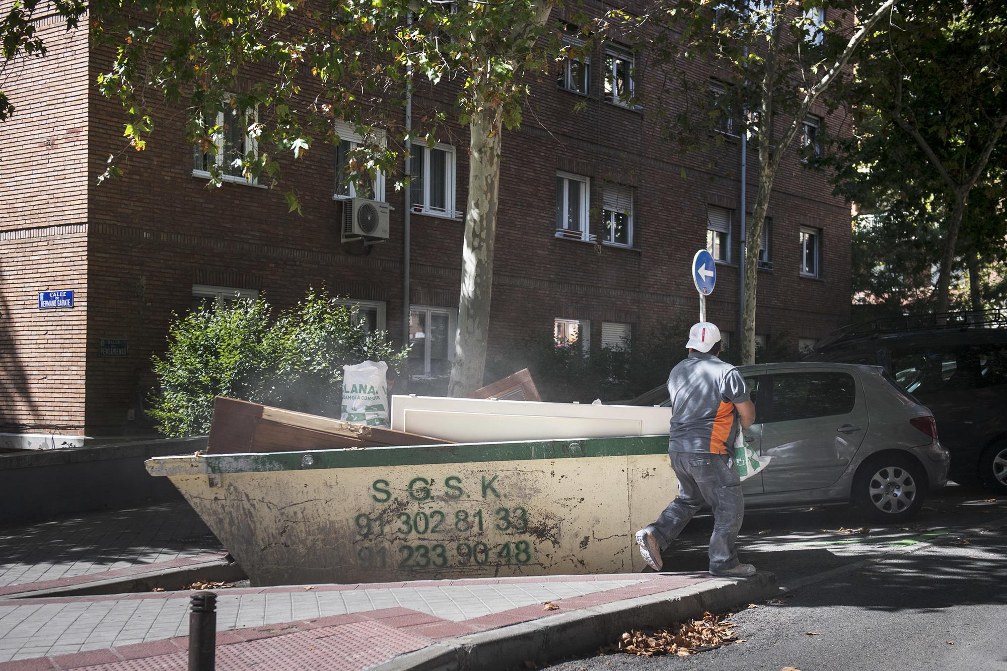 Obreros de la construcción durante una reforma en Madrid
