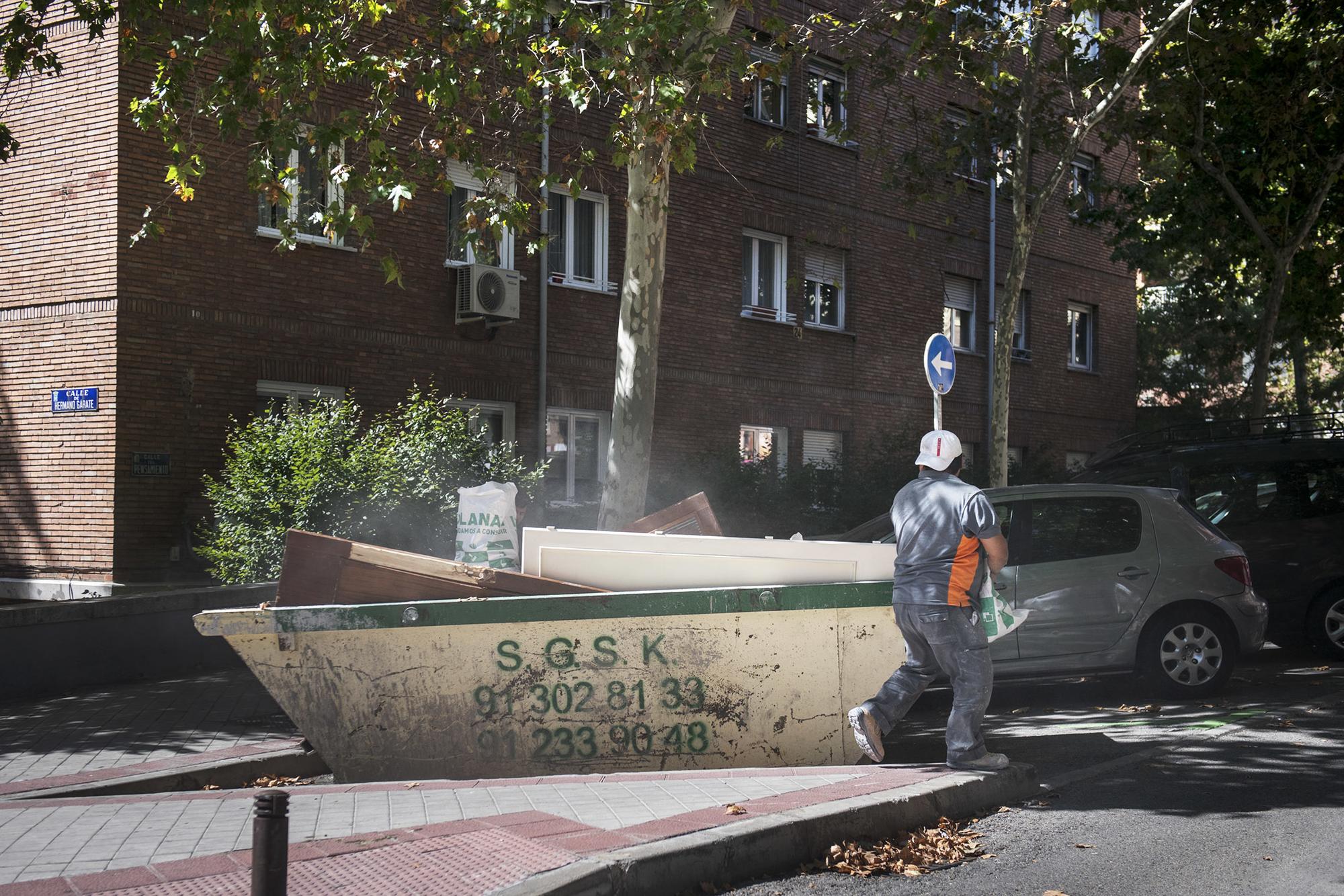 Obreros de la construcción  durante una reforma en Madrid