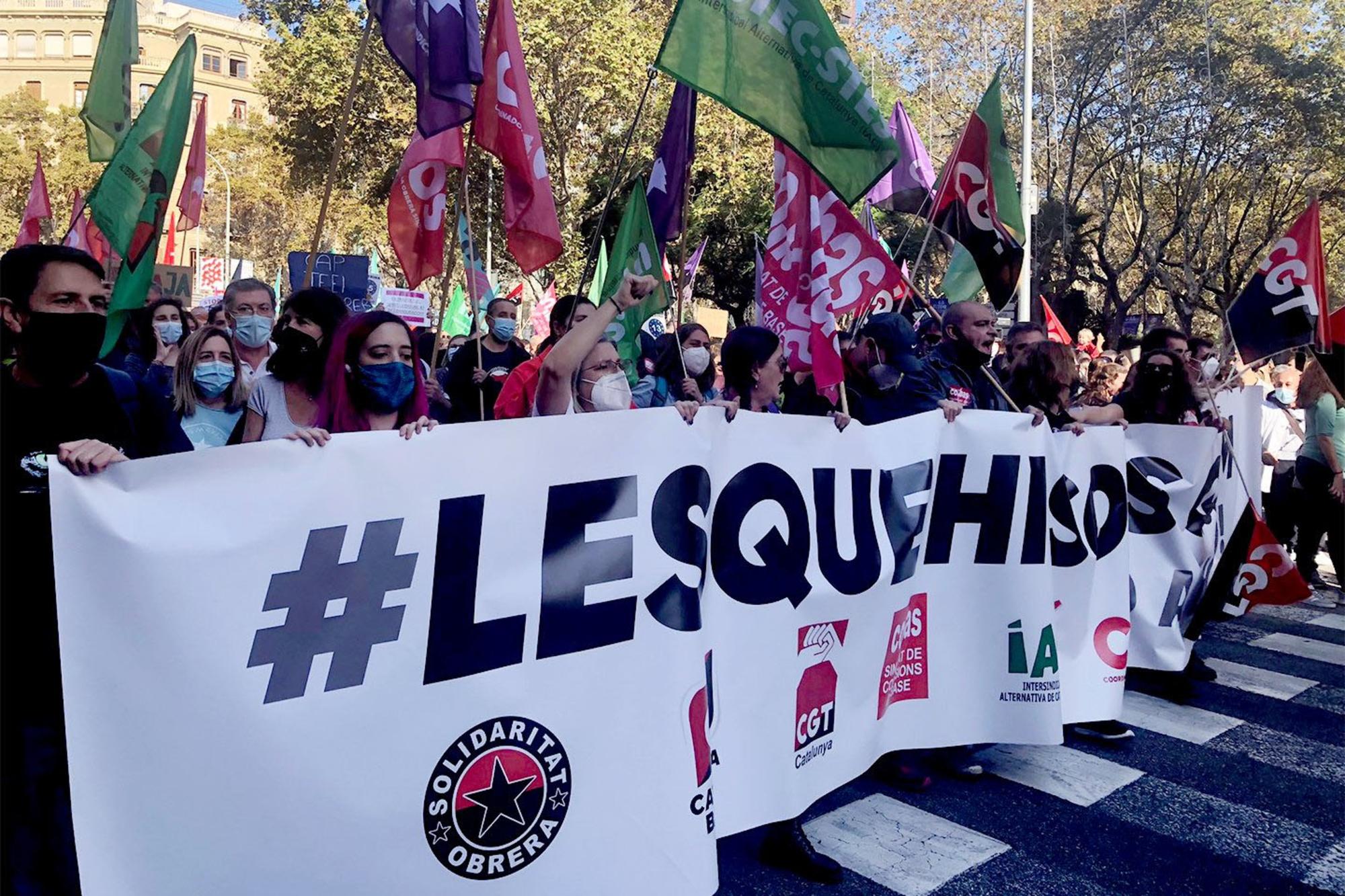 Miles de trabajadores de la función público protestaron en Barcelona el 30 de noviembre contra el abuso de la temporalidad y la propuesta del Gobierno. Foto: Guillem M. (Directa)