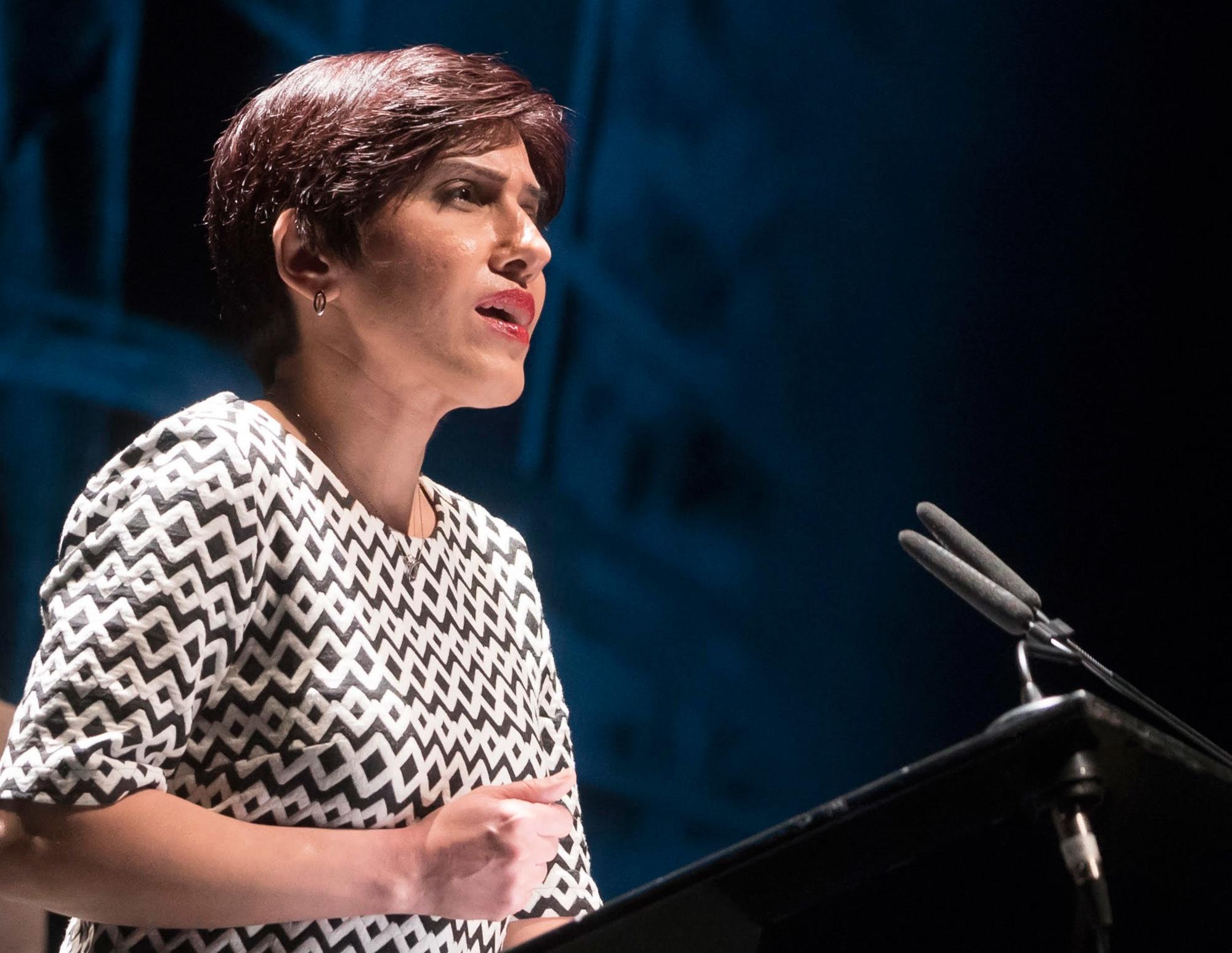 La poeta iraní Sepideh Jodeyri, exiliada desde 2011, en una conferencia