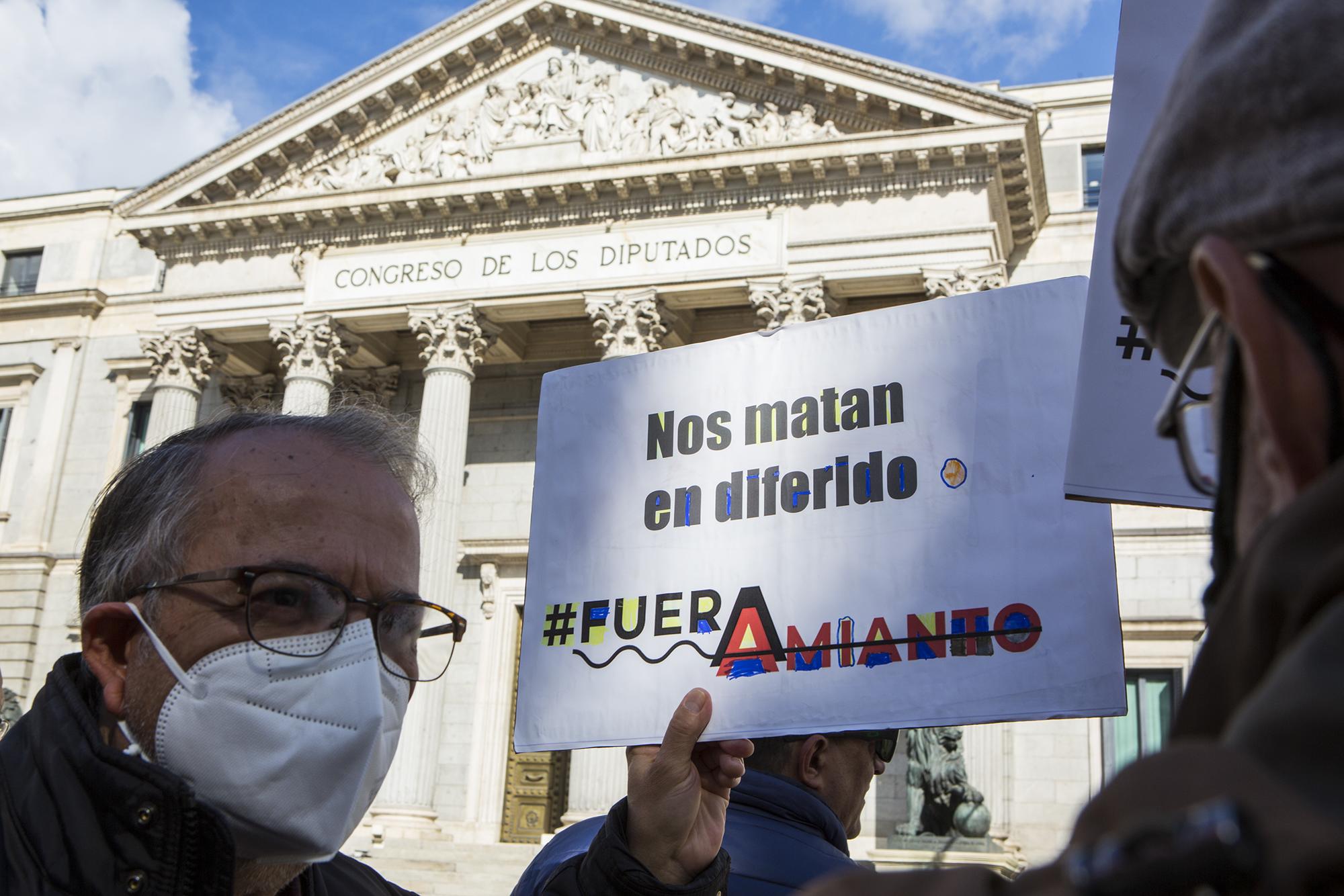 Concentración de asociaciones víctimas del amianto frente al Congreso - 4