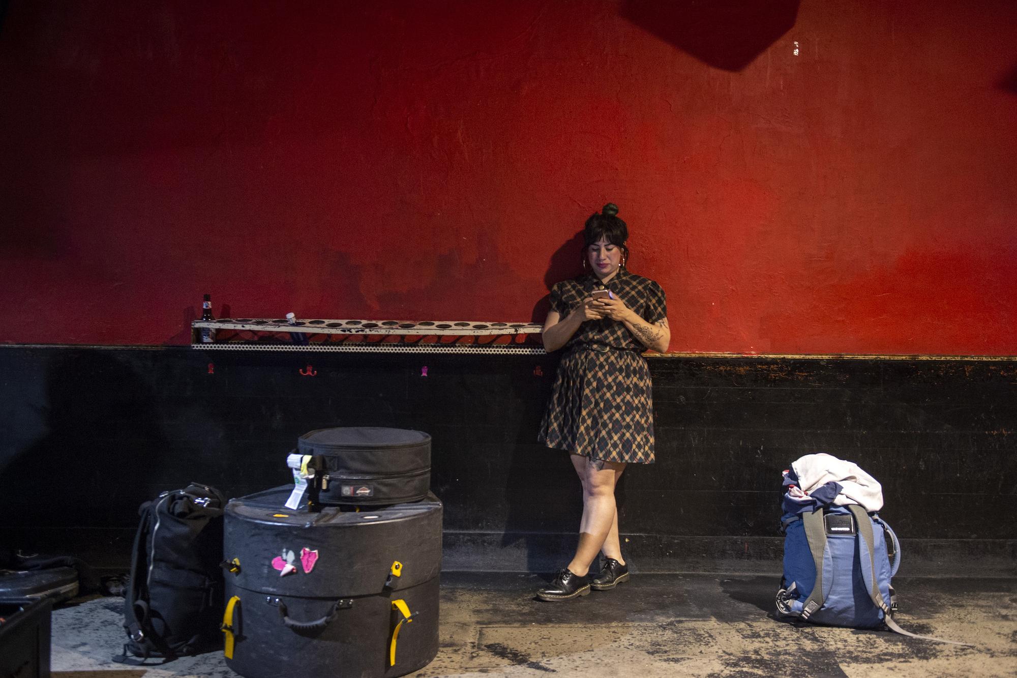 Mary Regalado, bajista de Downtown Boys, en la sala Wurlitzer Ballroom de Madrid