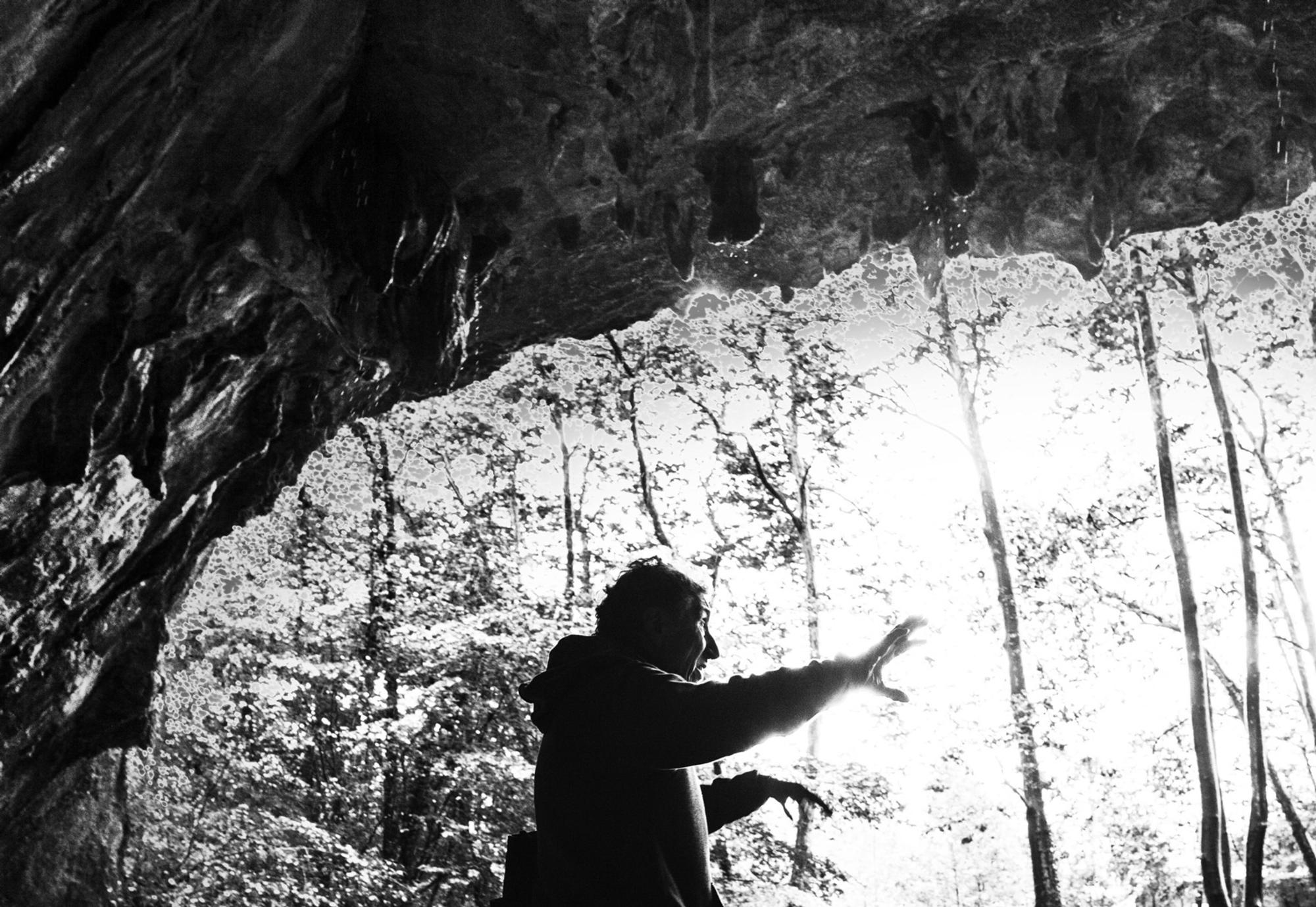 Silvia Federici visita las cuevas de Zugarramurdi