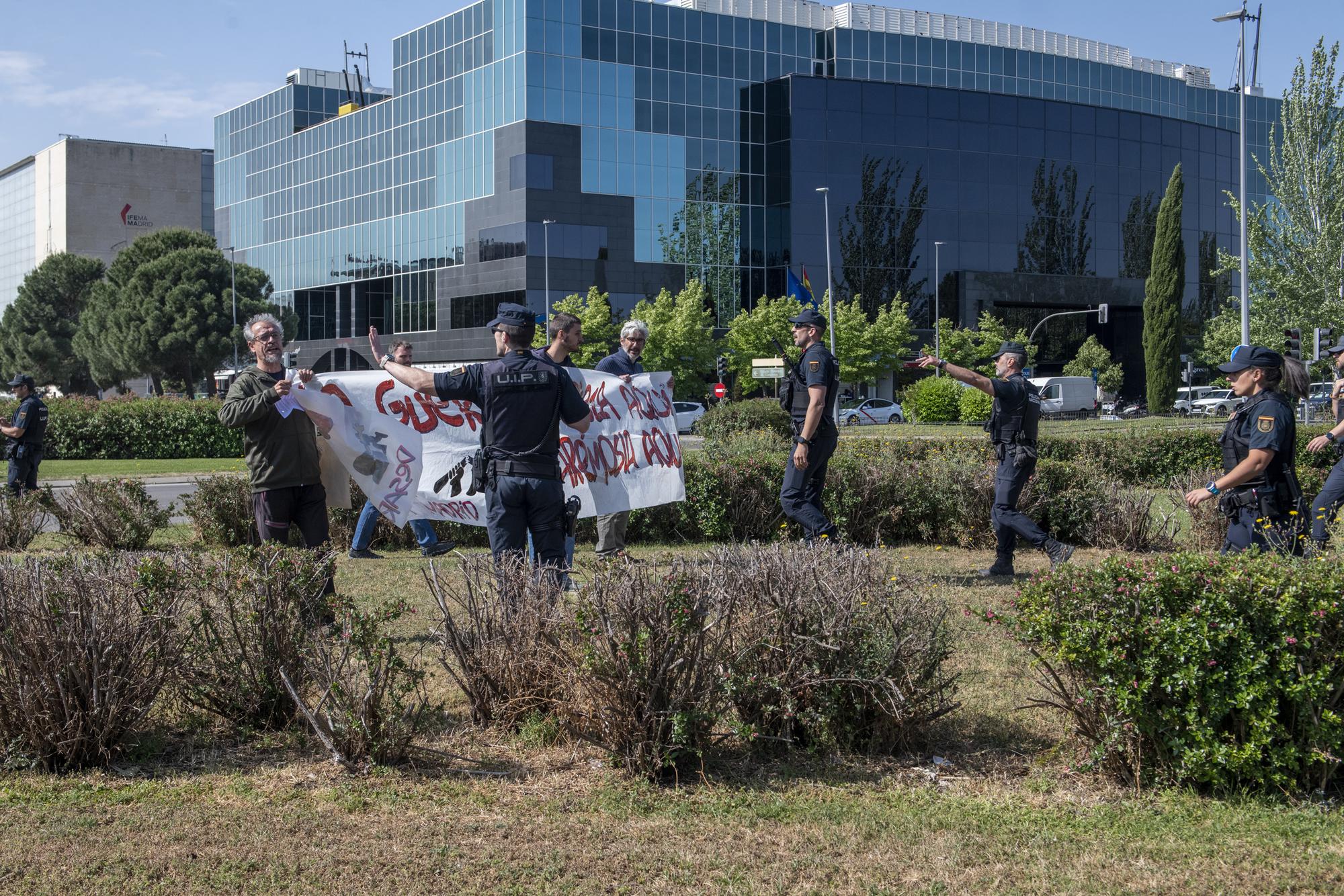 Protesta contra la celebración de la feria de armas de Madrid - 16