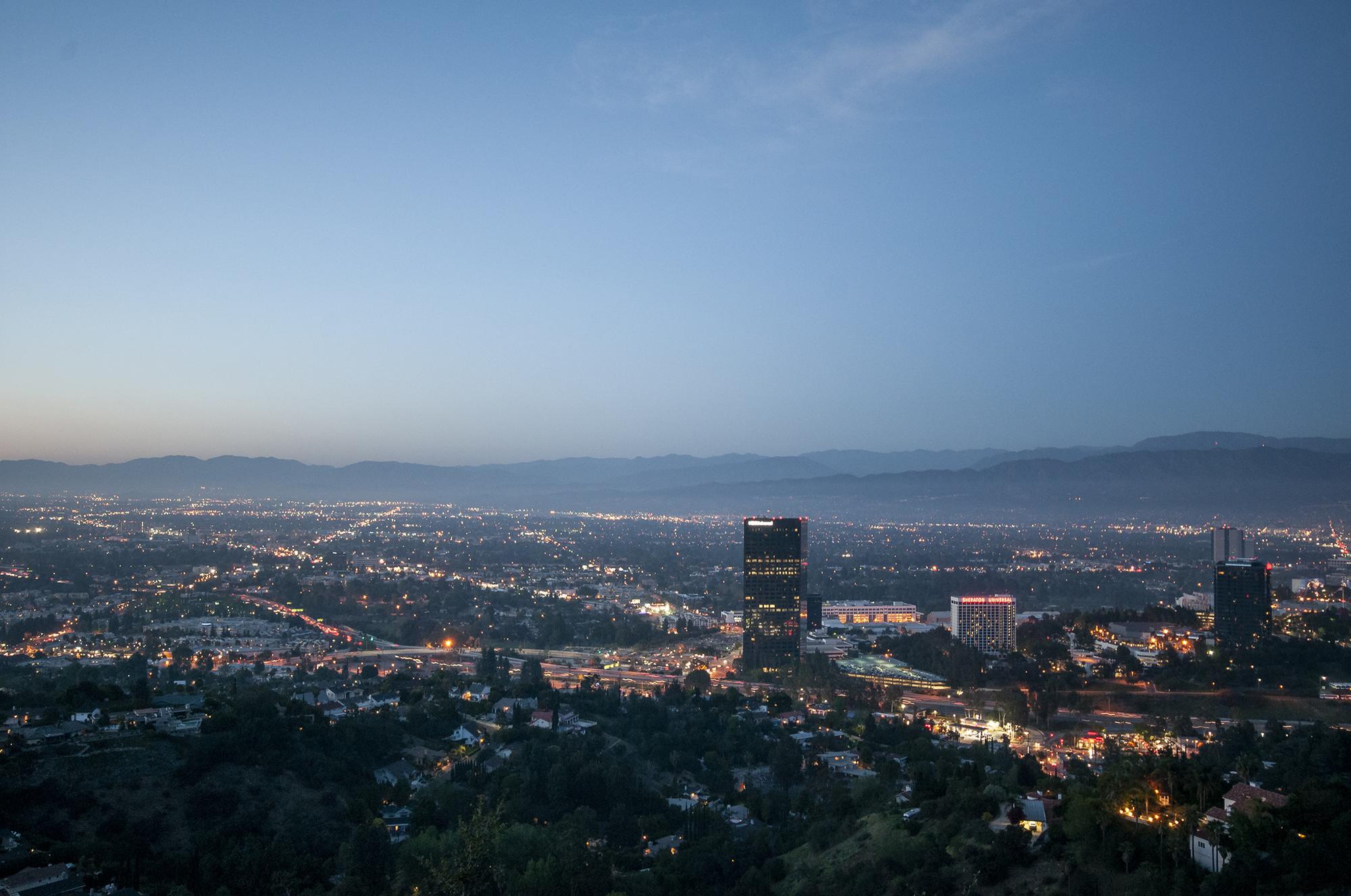 Atardecer en la ciudad de Los Angeles desde Mulholland Drive