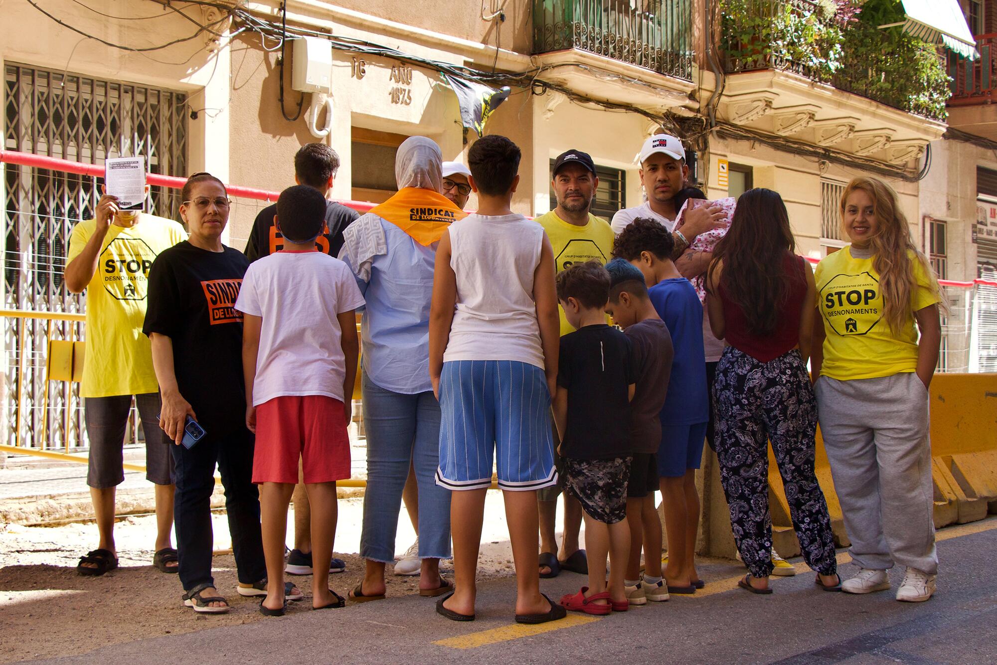 Vecinos y vecinas del Bloque 26 de Gener, en el distrito de Sants