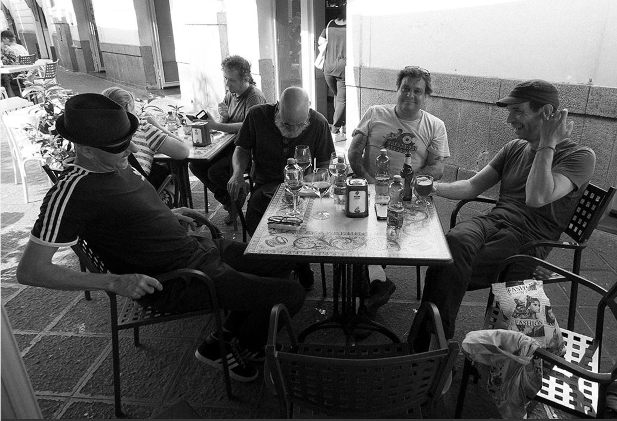 Doug Scharin, Sean Meadows, Fred Erskine y Jeff Mueller, del grupo June of 44, en un momento de relajación durante su gira de reunión por Italia en mayo de 2018.  