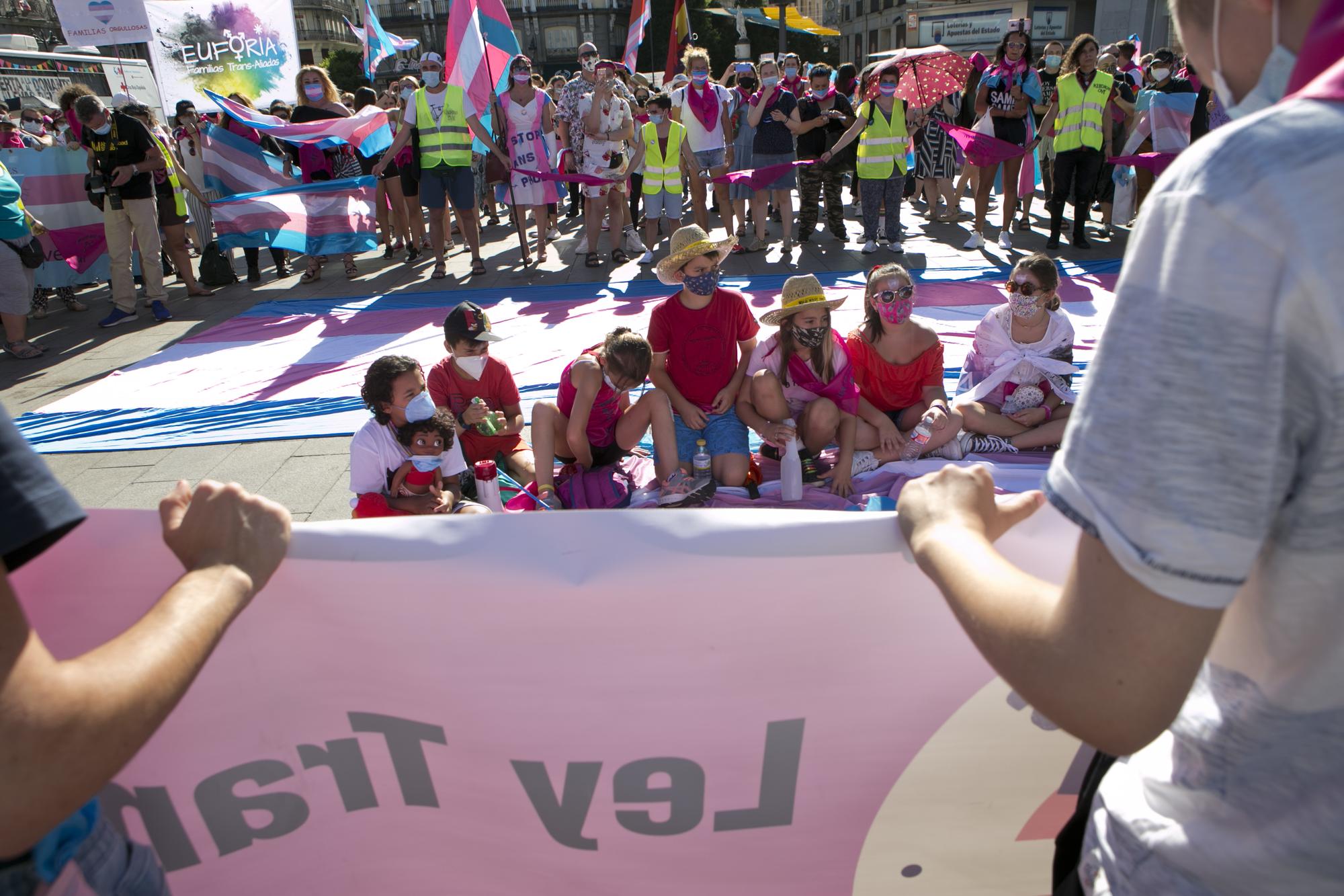 Familias Trans Aliadas se concentran en Sol para pedir una Ley Estatal