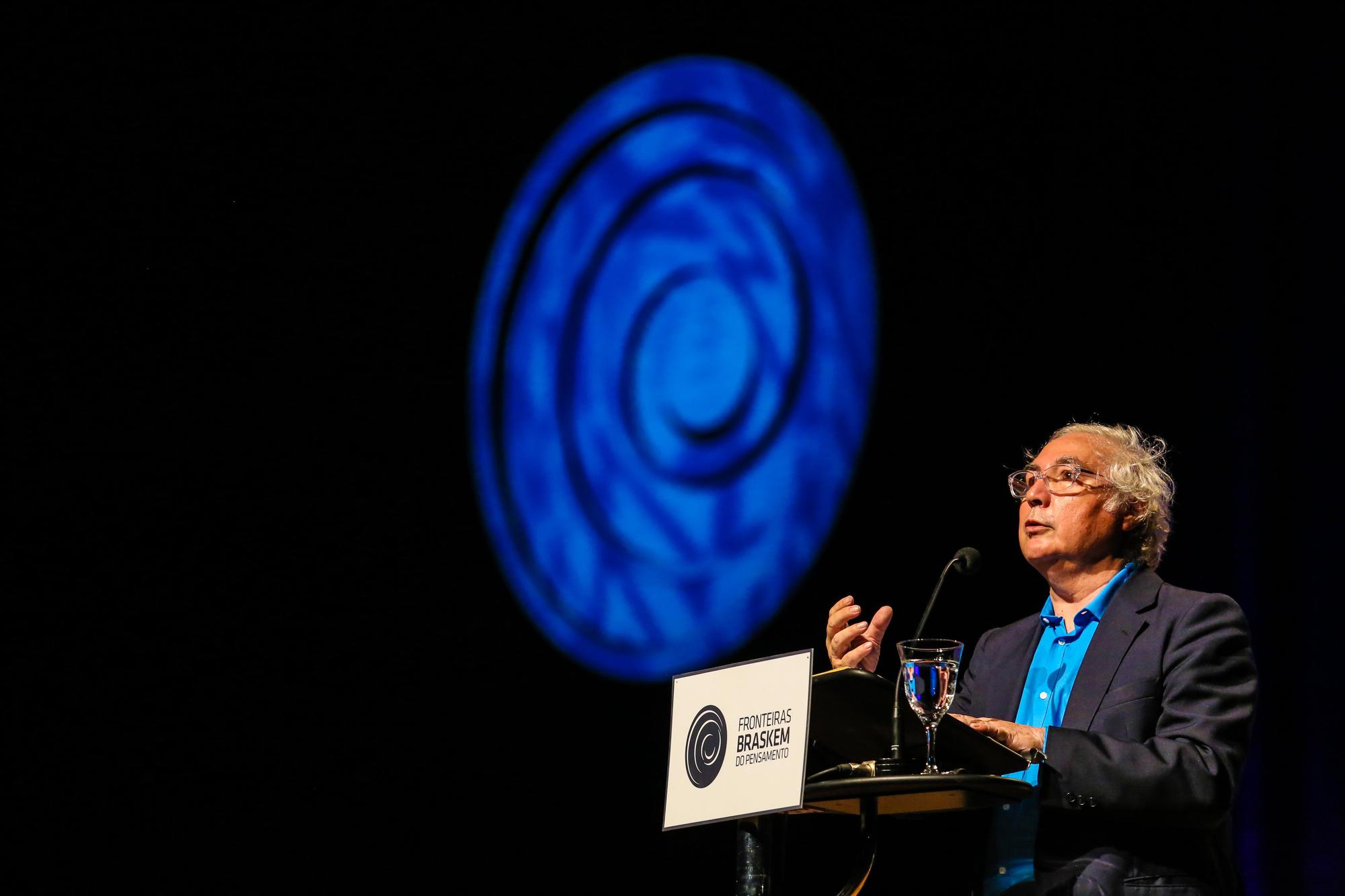 Manuel Castells durante una conferencia en el Teatro Castro Alves | Ulisses Dumas / Ag. BAPRESS