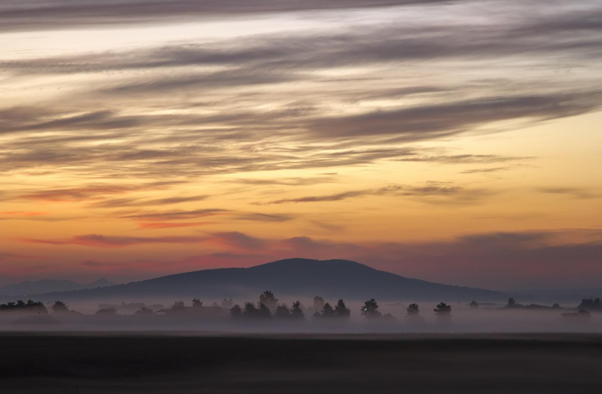 Montaña. Monte. Niebla. Nieblas. Bruma. Brumas. Cielo. Naturaleza.