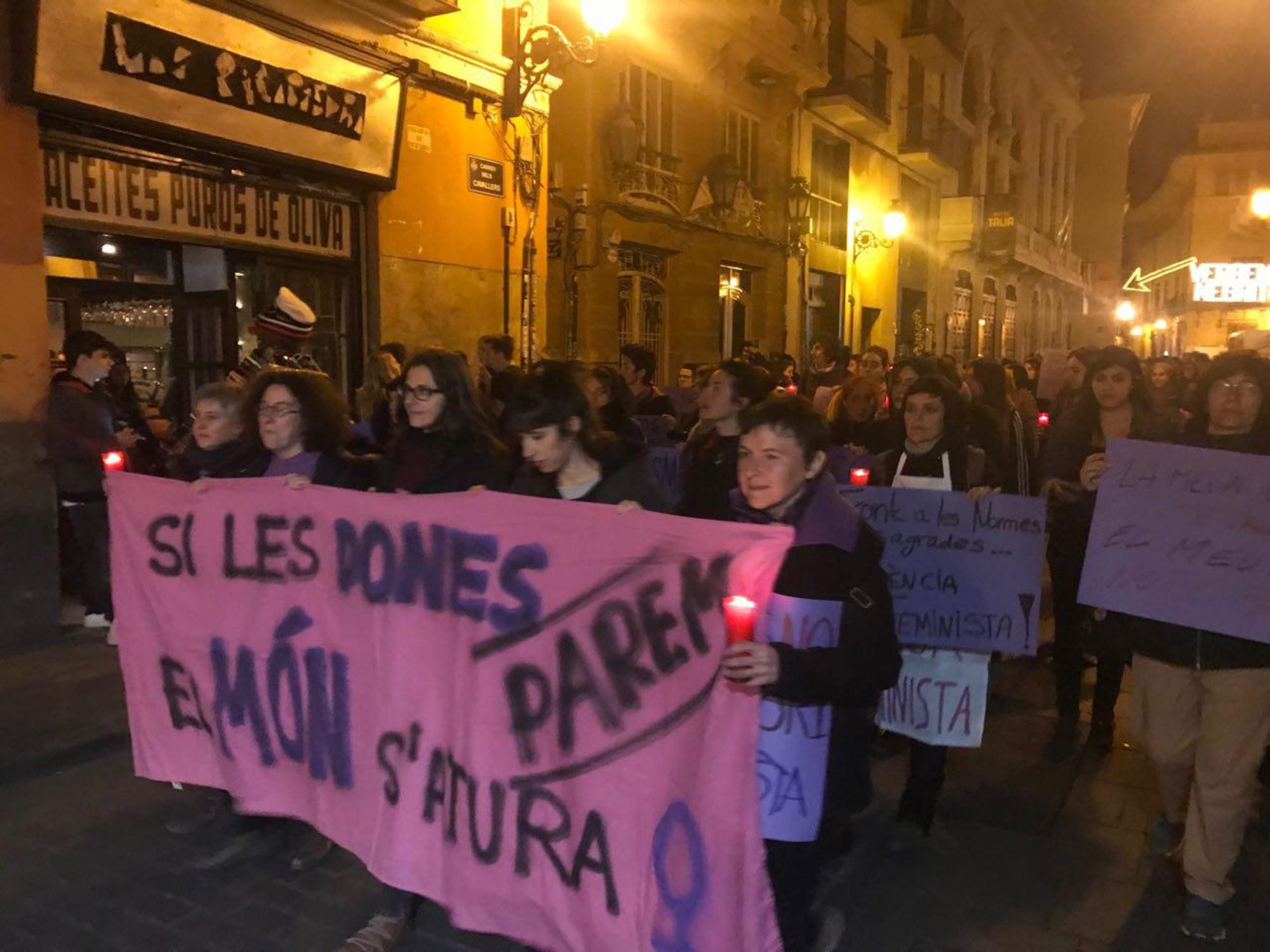 Marcha de antorchas de València en las primeras horas del 8M.