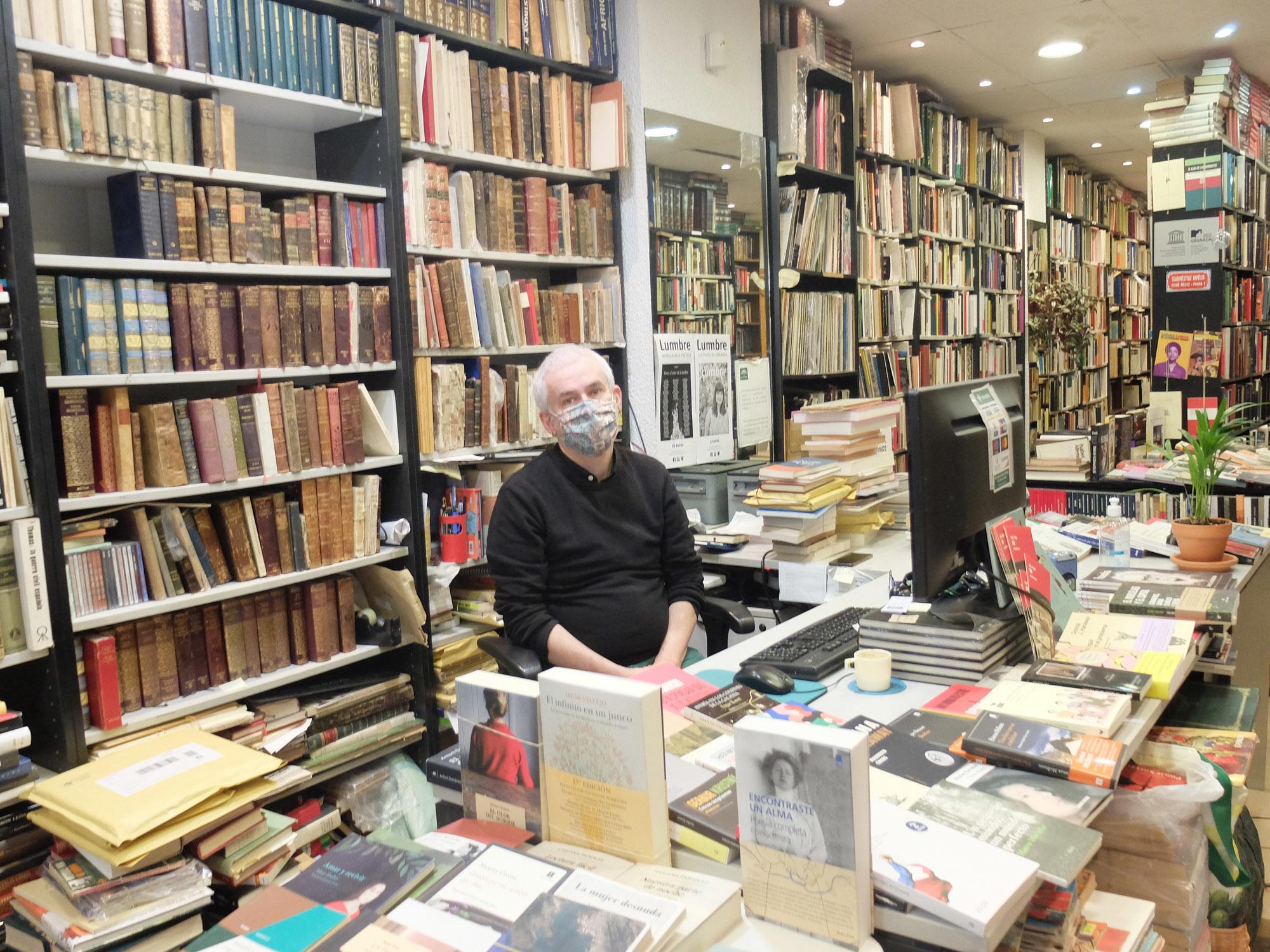 Librero Javier Ruiz librería Praga Granada