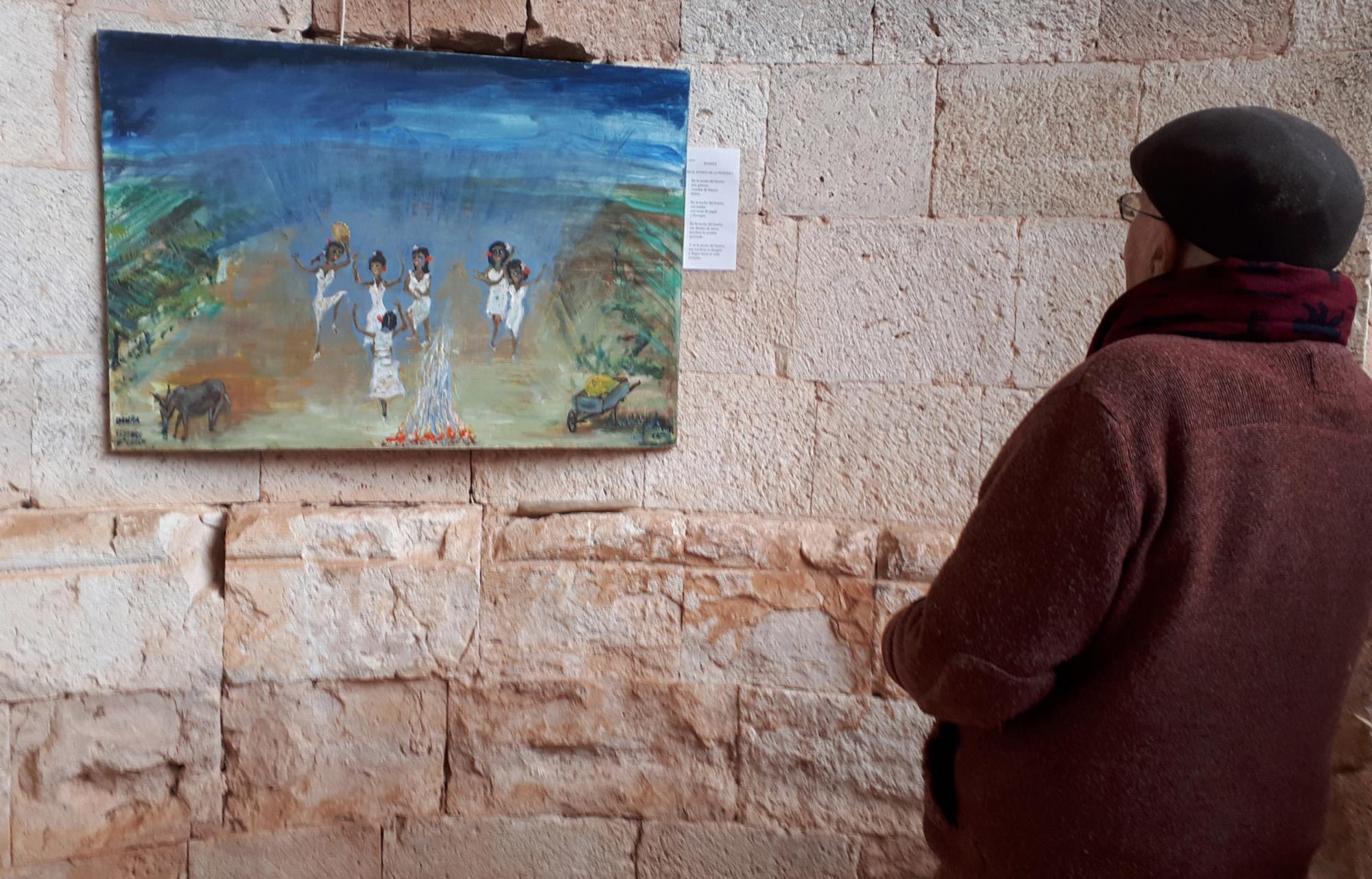 Pedro Corrons contempla uno de sus cuadros