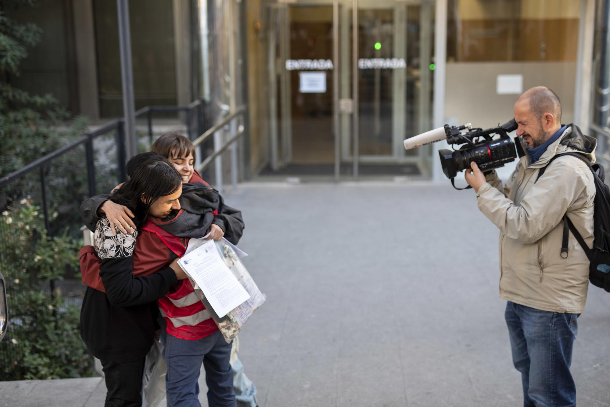 Salida de las detenidas tras la acción contra la crisis climática en el Museo del Prado - 3