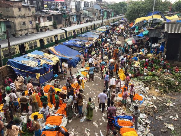 Mercado junto a las vías del tren en Calcuta, India.
