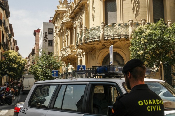 La Guardia Civil, en la sede de la SGAE en 2011.