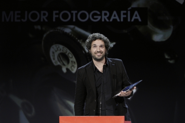 Pau Esteve Birba recogiendo el Goya a Mejor Fotografía