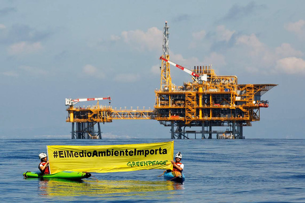 Acción de Greenpeace frente a la plataforma Castor