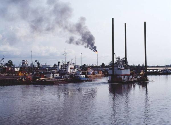 Incendio de unos tanques de petróleo en un puerto nigeriano. Por Nnimmo Bassey