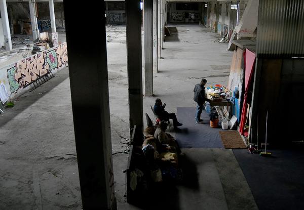 Exemplo das subcomunidades que se crean nas zonas abandonadas na hora de comer