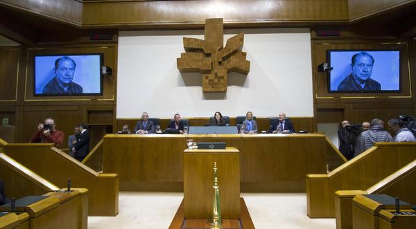 Homenaje a Santiago Brouard en el Parlamento Vasco asesinado por los GAL