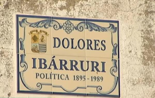 Placa conmemorativa de Dolores Ibárruri en Villanueva de la Serena