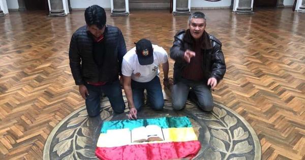 Fernando Camacho y Marco Pumari en el Palacio de Gobierno de La Paz