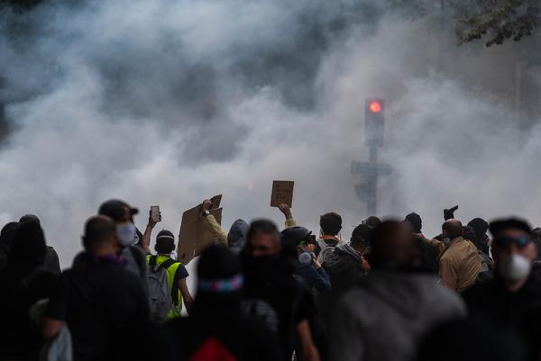La policía francesa convierte una manifestación en defensa de la sanidad en una batalla campal - 10