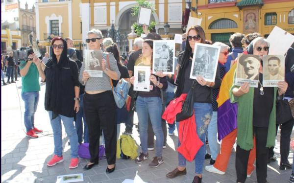 Familiares de víctimas de Queipo de Llano ante las puertas de la Macarena