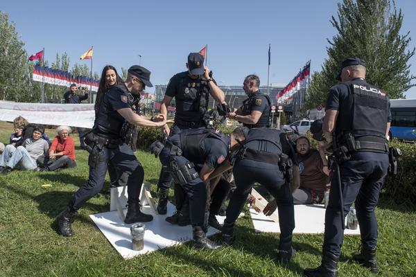 Protesta contra la celebración de la feria de armas de Madrid - 11