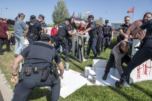 Protesta contra la celebración de la feria de armas de Madrid - 14