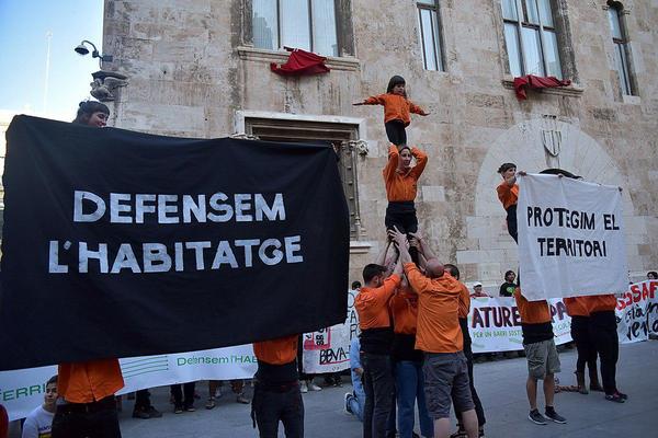 La manifestació de 'València no està en venda' culmina a la plaça de Manises, enfront de les Corts Valencianes