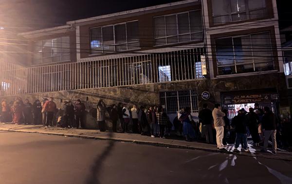 Colas de hasta tres horas para comprar en las tiendas de La Paz.