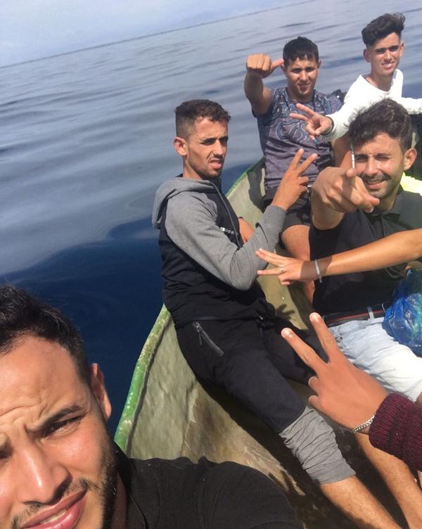 Jóvenes rifeños posan en una patera